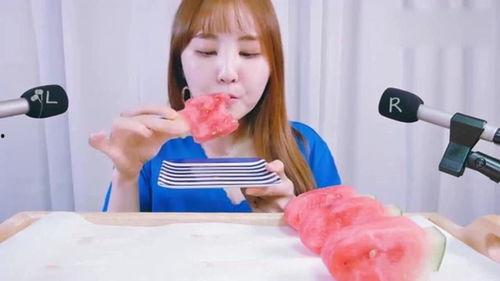 小姐姐现场吃瓜,小姐姐边吃瓜边热议娱乐圈最新动态