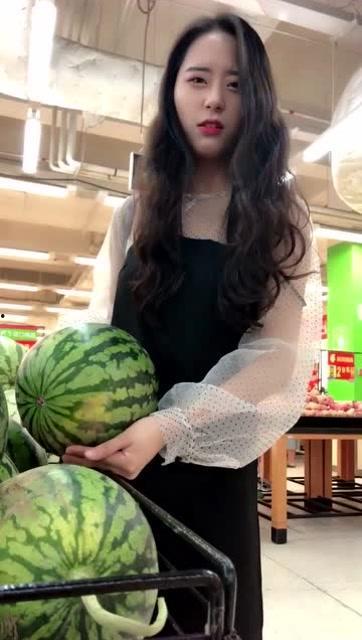 小姐姐现场吃瓜,小姐姐边吃瓜边热议娱乐圈最新动态