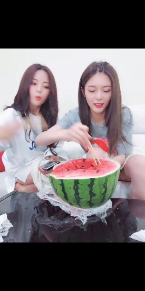 小姐姐现场吃瓜,小姐姐边吃瓜边热议娱乐圈最新动态