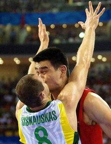 姚明吃瓜群众的善举,篮球巨星温暖公益行动