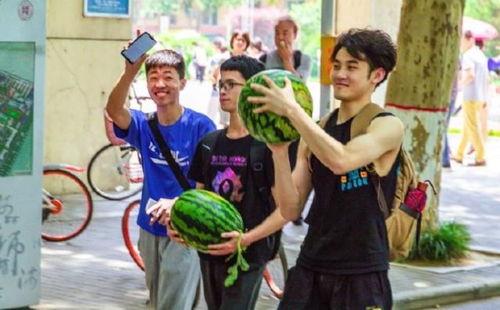 吃瓜广西大学,吃瓜群众的青春风采